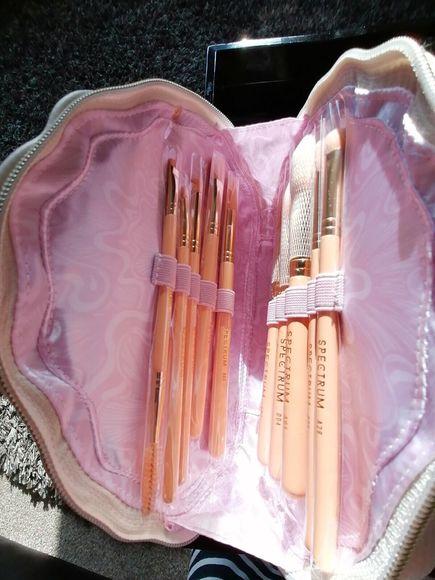 Spectrum Glam Clam  Make Up Brush Set bag has chain 10 brushes for face and eyes - Picture 7 of 14